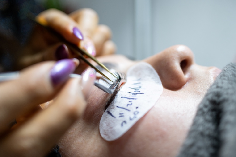 Lash Lift vs Lash Extensions: Which Lash Hack is Your Perfect Match?